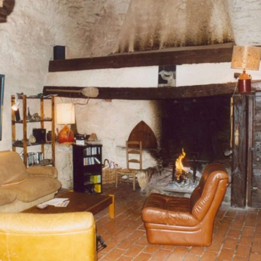 La cheminée de la pièce principale