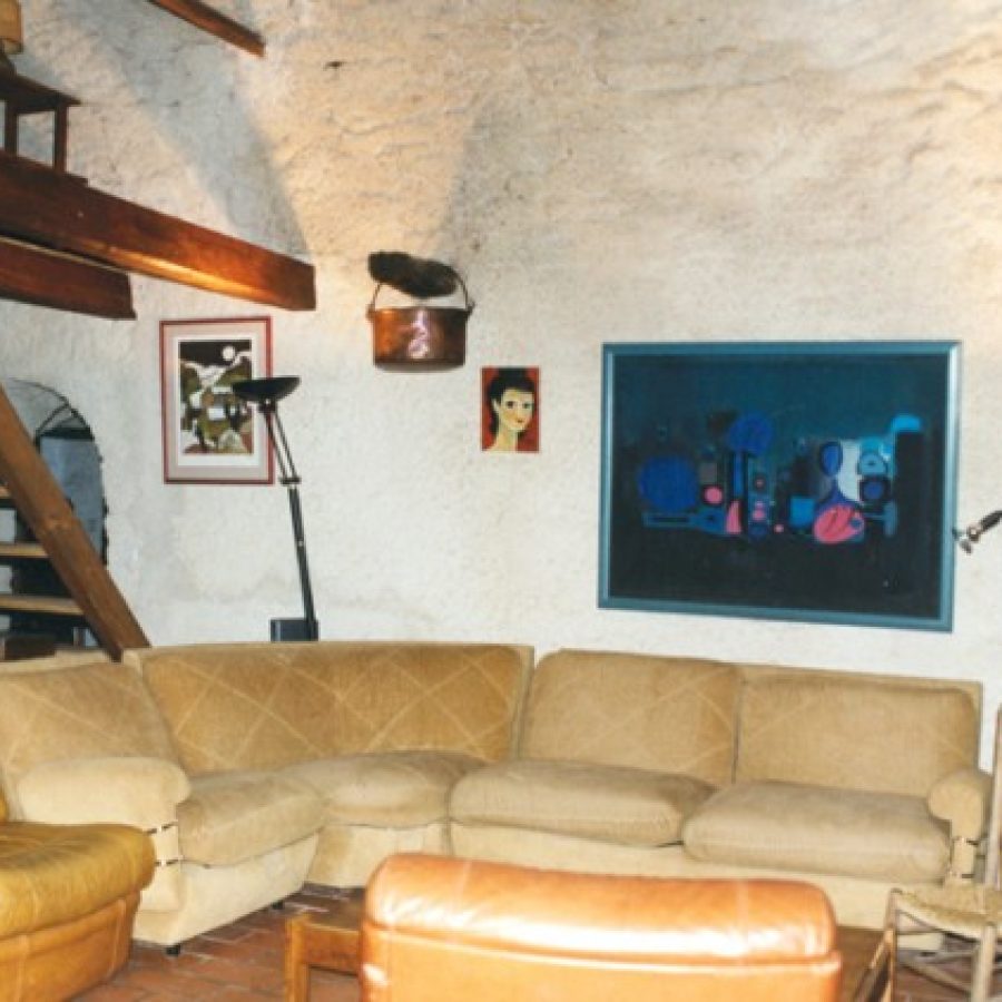 Le coin salon, entre cheminée et mezzanine